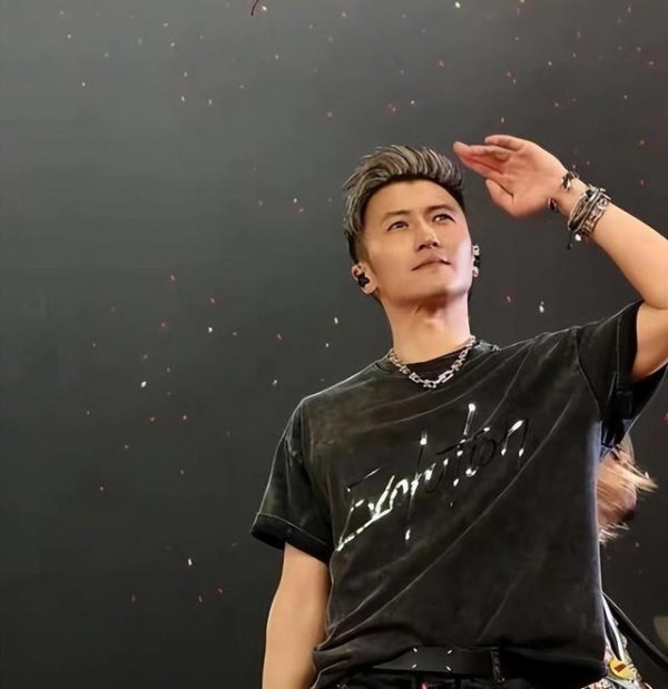 长春博时配资 演唱会刚结束，谢霆锋就钻进重庆小巷吃面！一个举动暴露真实人品